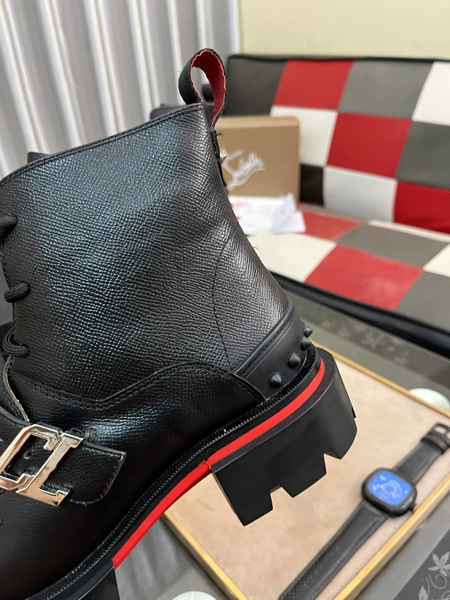 Men's shoes 💰880⌚️⌚️CL New formal leather shoes Christia* Loubouti* Red-soled shoes GREGGO men's Oxford shoes Made of imported cowhide/glossy patent leather/stitched contrasting high silk suede. Three-section toe design. Iconic red outsole, the ultimate personalized shoe. Original color cowhide lining. Original Italian leather outsole; fine workmanship brings you a luxurious experience. With its neat silhouette and straightforwardness, GREGGO men's Oxford shoes are Oxford shoes born for city roaming. The elegant lines and classic silhouette exude eternal charm. The black patent leather material is exquisite and eye-catching, adding a sense of luxury to the overall look. The slender toe design is full of elegance, and matched with closed shoelaces of the same color, the sophistication is invisible. The slim sole design provides the shoes with a light foot feel, elegant steps, and a refined and elegant look. Shows outstanding texture.  Standard leather shoe size: 38-44